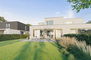 Deze strakke, minimalistische architectuurwoning wordt met haar residentieel karakter ondergedompeld in een gedetailleerde afwerkingsgraad waarvan u op alle vlakken (logische indeling, vooruitstrevende technieken,…) het genot heeft.<br /><br />De idyllische omgeving biedt een vredig toevluchtsoord voor zowel natuurliefhebbers als stadsmensen.<br /><br />Een elegant uitgerekte inkomhal biedt meteen toegang tot het hart van de woning. Open leefruimte, eetgelegenheid en keuken vormen – samen begeleid door de grote raampartijen – een harmonieus en lichtrijk geheel. Ervaar vooral ook de verbondenheid met de tuin tijdens het koken.<br /><br />Op de verdieping biedt de centrale nachthal toegang tot 3 slaapkamers waarvan de ‘master bedroom’ is verrijkt met een ruime dressing. Alle kamers baden in natuurlijk licht. De volledig uitgeruste badkamer laat u helemaal ontstressen: een volwaardig ligbad, een verfrissende douche, dubbele wastafel… allemaal uitgewerkt in weldoordachte materialen.<br /><br />De technieken: <br />- Regenwaterput 10.000 liter<br />- Vloerverwarming met een warmtepomp. Hier wordt de woning verwarmd zonder dat u een gasfactuur krijgt.<br />- Zonnepanelen 4.000 Wp<br />- Isolatie: 20 cm in plat dak; 14 cm muurisolatie; 12 cm vloerisolatie<br />- Dubbel hoogrendementsglas met aluminium profielen in messingkleur<br />- E-peil: 19<br /><br />Neem gerust vrijblijvend contact op. Er valt heel wat meer te vertellen over dit uniek project!<br />Contacteer Floris op 09 274 15 53 of floris@cornelis-partners.be <br /><br />We maken uitgebreid tijd voor u met gedetailleerde begeleiding