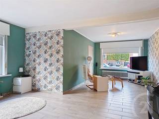 <p>Bent u op zoek naar een instapklare woning op een centrale ligging? Dan is deze gerenoveerde woning precies wat u zoekt!<br />Gelegen in de nabijheid van het station en met een vlotte verbinding naar de autosnelweg, biedt deze woning uitstekende bereikbaarheid. Het geheel bevindt zich op een ruim perceel van 774 m² en is uitgerust met zonnepanelen en airconditioning. Dit zorgt voor extra comfort en energiezuinig wonen.<br />Bij het betreden van de woning komt u in een ruime, lichtrijke living voorzien van airco. De vernieuwde keuken is volledig uitgerust met een vaatwasser, oven, microgolf en inductiekookplaat.<br />De badkamer beschikt over een douche en een enkel lavabomeubel, met daarnaast een apart toilet.<br />Op de eerste verdieping bevinden zich twee ruime slaapkamers. De tweede verdieping biedt een grote derde slaapkamer met vaste kasten en airco.<br />Buiten geniet u van een aangename zuidwest georiënteerde tuin met een groot terras in blauwe steen. Ideaal om te ontspannen en genieten van de zon.<br />Bovendien is er voldoende parkeergelegenheid.<br />Kortom, een comfortabele en goed gelegen woning met tal van troeven. Zeker een bezoek waard!</p><p>EPC: 449 UC: 20260413-0003846315-RES-1</p><p>Wil je deze woning bezoeken bel dan 016/90 10 21 of mail info@future-home.be.</p>