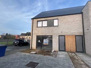 <p>Voor meer info of een bezoek, bel 054 69 39 31 - Op een <strong>ideale locatie in Liedekerke</strong> nabij het station bevindt zich deze <strong>prachtige nieuwbouwwoning </strong>met een tijdloze architectuur. De woning omvat een inkomhal, een gastentoilet, een <strong>ruime en lichtrijke</strong> eet- en leefruimte met open keuken en aanpalende berging. Via de <strong>grote glaspartijen</strong> bereikt men het <strong>aangelegd terras (+/- 15 m²) </strong>en de <strong>aangelegde en afgesloten tuin</strong>. Verder beschikt men over een oprit met plaats voor twee wagens. Op de eerste verdieping beschikt men over een nachthal, <strong>drie ruime slaapkamers</strong>, een badkamer (voorzien van bad, douche en dubbele lavabo) en een berging. De tweede verdieping bereikt men met een vaste trap, deze ruimte kan optioneel worden afgewerkt naar een vierde slaapkamer. De oplevering van de woning zou voorzien zijn voor eind 2025. <strong>Vloerverwarming met warmtepomp</strong> – <strong>E-peil onder 20 </strong>– Rustige ligging.</p>
<p><strong>*Prijs vermeld in de advertentie betreft prijs excl. BTW en kosten</strong></p>