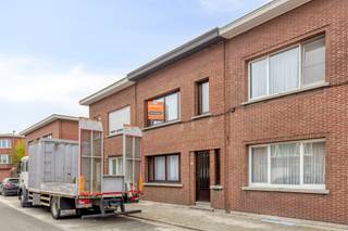 Welkom in deze charmante en warme woning, ideaal gelegen in het hart van Deurne-Zuid. Hier geniet je van een perfecte combinatie van comfort,...