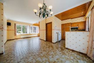 <p>We Invest Waterloo stelt u met plezier deze aangename bel-etagewoning voor, ideaal gelegen in een rustige residentiële wijk van Braine-l'Alleud.</p>
<p>Met een <strong>bewoonbare oppervlakte van 128 m²</strong> (169 m² in totaal) biedt deze halfopen woning, gebouwd in 1979, comfortabele leefruimtes, een aangename buitenruimte en een inrichtbare zolder met tal van mogelijkheden.</p>
<p>Het gelijkvloers bestaat uit een ruime inkomhal, een wasruimte, twee kelders met veel bergruimte en een garage.</p>
<p>Op de eerste verdieping ontdekt u een <strong>lichte L-vormige leefruimte van 35 m²</strong> met een halfopen keuken. Deze gezellige leefruimte geeft uit op een <strong>terras van 10 m²</strong>, ideaal om buiten te eten of heerlijk te ontspannen.</p>
<p>De tweede verdieping beschikt over drie slaapkamers van <strong>12 m², 11 m² en 7 m²</strong>, evenals een badkamer uitgerust met een ligbad, wastafel en toilet.</p>
<p>De bovenste verdieping bestaat uit een <strong>inrichtbare zolder</strong>, die tal van mogelijkheden biedt voor een extra slaapkamer, bureau, speelkamer of hobbyruimte.</p>
<p>Buiten geniet u van een <strong>noordwestelijk georiënteerde tuin</strong>, ideaal om te genieten van de namiddag- en avondzon, evenals <strong>twee privatieve parkeerplaatsen</strong> voor de woning.</p>
<p>Technisch beschikt de woning over een <strong>EPC-score C</strong>, een <strong>gasgestookte centrale verwarmingsketel uit 2006</strong>, <strong>PVC-ramen met dubbele beglazing uit 2008</strong> en een elektrische installatie die nog conform moet worden gemaakt.</p>
<p>Voor meer informatie of een bezoek kunt u contact opnemen via <strong>02/319.46.46</strong> of <strong>demandes.bw.centre@weinvest.be</strong>.</p>