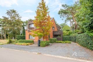 In de Raapstraat in Koersel vinden we deze verrassend ruime woning met een eigenzinnige architectuur en een bijzonder aangename woonbeleving. De oorspronkelijke woning werd grondig aangepakt en uitgebreid, waarbij grote raampartijen, open leefruimtes en een combinatie van baksteen en hout voor een karaktervol geheel zorgen.<br />Binnen vallen vooral de ruime woonkamer met rechtstreeks contact naar de tuin en de volledig uitgeruste keuken met groot kookeiland op. Ook de buitenruimte is mooi: de woning beschikt over een aangelegde, groene tuin met terras en veel privacy.<br /><br />Een absolute troef is de nabijheid van de historische mijnomgeving. Vanuit de Raapstraat bereikt u vlot de Mijnterril van Beringen en het omliggende natuurgebied, met een uitgebreid netwerk van wandel- en fietsroutes. Zo woont u in een groene omgeving, terwijl ook het centrum en de dagelijkse voorzieningen goed bereikbaar blijven.<br /><br />INDELING:<br /><br />Gelijkvloers (±117m²):<br />- Inkomhal met trap naar verdieping<br />- Ruime leefruimte met eetplaats<br />- Grote raampartijen en rechtstreeks zicht op de tuin, pelletkachel<br />- Volledig uitgeruste keuken met ruim kookeiland<br />- Berging<br />- Voorraadkelder<br />- Bureelruimte vooraan de woning<br /><br />Verdieping (±70m²):<br />- Nachthal<br />- Slaapkamer<br />- Slaapkamer<br />- Badkamer met inloopdouche, breed lavabomeubel en toilet<br /><br />Buiten:<br />- Aangelegde en groen omzoomde tuin<br />- Ruim terras aansluitend op de leefruimte<br />- Autostandplaats<br /><br />TROEVEN:<br />- Grondig gerenoveerd en uitgebreid<br />- Opvallende architectuur met mooie materiaalcombinaties<br />- Veel natuurlijke lichtinval<br />- Natuur op wandelafstand<br />- AREI conforme elektriciteit<br />- Aangename omgeving met veel groen<br />- Beringen centrum op 10 minuten met de wagen<br /><br />Stedenbouwkundige inlichtingen in aanvraag.