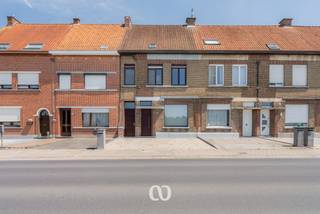 SCHRIJF JE IN VOOR HET EERSTE BEZOEKMOMENT OP MAANDAG 6 JULI VIA ONZE WEBSITE!<br /><br />Ben jij op zoek naar een bijzonder ruime woning met een verzorgde tuin en een eigen staanplaats vlakbij het centrum van Oudenaarde? Gevonden!<br /><br />De vlot bereikbare ligging op een boogscheut van het centrum, het gezellige terras, de ruime slaapkamers en de private staanplaats zijn maar enkele van de vele troeven die we hier terugvinden!<br /><br />INDELING:<br /><br />GLV:<br />Je komt de woning binnen via de inkomhal. Van hieruit heb je toegang tot de ruime leefruimte die naadloos overloopt in de open keuken. Verder beschikt het gelijkvloers nog over een badkamer, een ruime berging en een gastentoilet. Daarnaast is er ook nog een praktische kelder aanwezig.<br /><br />1eV:<br />Op het eerste verdiep kom je boven in de nachthal. Van hieruit heb je toegang tot drie volwaardige slaapkamers en een extra ruimte die perfect kan dienen als bureau of berging.<br /><br />ZOLDER:<br />Via de vaste trap vanuit de derde slaapkamer bereik je de reeds geïsoleerde zolder, die nog tal van mogelijkheden biedt.<br /><br />Zie jij jezelf hier al helemaal thuiskomen? Aarzel dan zeker niet en schrijf je vandaag nog in voor het bezoekmoment!