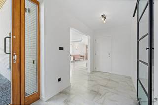 <p><span>VILLA MODERNE AVEC FINITIONS DE LUXE À TREMELO</span></p><p><span> </span></p><p><span>Cette impressionnante maison moderne à Tremelo offre tout ce que vous souhaitez pour une vie de famille confortable dans un environnement calme et verdoyant. Avec une surface habitable totale de 240 m² et un terrain de 1176 m², vous avez plus qu'assez d'espace pour une grande famille.</span></p><p><span> </span></p><p><span>POINTS FORTS DE L'INTÉRIEUR</span></p><p><span> </span></p><p><span>La propriété dispose de quatre chambres généreuses qui sont parfaites pour une famille ou qui offrent des possibilités de bureaux et de chambres d'hôtes. Les chambres sont dotées de planchers en bois et de grandes fenêtres qui laissent entrer beaucoup de lumière naturelle et offrent des vues sur les environs verdoyants.</span></p><p><span> </span></p><p><span>La cuisine-salle à manger ouverte est le cœur de cette maison. Avec son sol en marbre et ses matériaux modernes, cet espace crée un cadre de vie élégant et fonctionnel. La cuisine est dotée d'un mobilier de qualité et d'un îlot central, parfait pour la cuisine moderne et les réceptions. De grandes portes coulissantes relient la cuisine à la terrasse et au jardin, créant ainsi une extension harmonieuse de votre espace de vie.</span></p><p><span> </span></p><p><span>La salle de bains est luxueusement aménagée avec une baignoire autoportante, une douche avec cabine à l'italienne et des équipements sanitaires de haute qualité. Toutes les installations sanitaires sont modernes et équipées de chauffage pour plus de confort.</span></p><p><span> </span></p><p><span>CARACTÉRISTIQUES PARTICULIÈRES</span></p><p><span> </span></p><p><span>La maison dispose d'une buanderie séparée avec des connexions pour les appareils de lavage et de séchage. L'entrée se fait par un élégant couloir dont le sol est en marbre et qui dessert toutes les pièces. Un bel escalier en bois donne accès à l'étage supérieur avec les chambres.</span></p><p><span> </span></p><p><span>La propriété dispose également d'un garage très pratique avec un espace de stockage supplémentaire. Cet espace de stockage fermé protège les véhicules et offre un grand espace de rangement.</span></p><p><span> </span></p><p><span>ESPACE EXTÉRIEUR ET TERRASSE</span></p><p><span> </span></p><p><span>La terrasse de cette propriété est vraiment remarquable, avec de grandes dalles de marbre et une connexion directe à l'espace cuisine ouvert. La terrasse vous invite à vous détendre et à vous divertir. Depuis la terrasse, vous pouvez profiter de la vaste pelouse qui s'étend sur l'ensemble du terrain.</span></p><p><span> </span></p><p><span>Le terrain est entretenu avec des haies denses et de la verdure, ce qui garantit l'intimité et une atmosphère naturelle et sereine. Le jardin spacieux offre des possibilités infinies de détente, de jeu et d'entretien du jardin.</span></p><p><span> </span></p><p><span>EMPLACEMENT ET AVANTAGES</span></p><p><span> </span></p><p><span>Cette propriété est située à Tremelo, une communauté tranquille et amicale avec d'excellentes commodités. La propriété est idéale pour les familles à la recherche d'espace, de confort et d'un mode de vie moderne dans un cadre rural. Toutes les commodités nécessaires sont à proximité, y compris les écoles, les magasins et les installations de loisirs.</span></p><p><span> </span></p><p><span>Alliant un design moderne à une fonctionnalité pratique, cette propriété exclusive est le point de départ idéal pour votre future maison.</span></p>