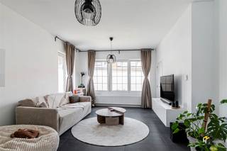 <p><span>Maison rénovée (160 m²) avec 3 chambres et un espace extérieur (23 m²) à Ekeren</span></p><p><span>Cette maison mitoyenne est située au calme dans un agréable quartier résidentiel près du centre du village d'Ekeren. Grâce à la proximité des transports en commun et à la bonne desserte des principaux axes routiers, vous bénéficiez ici d'une excellente accessibilité.</span></p><p><span>La maison a été récemment rénovée et est pratiquement entièrement finie. Seuls quelques petits détails peuvent encore être personnalisés selon vos goûts, ce qui vous permet d'y apporter sans peine votre touche personnelle. Le toit est en bon état et isolé, tandis que les fenêtres en PVC sont équipées de double vitrage.</span></p><p><span>Vous entrez dans la maison par l'entrée et le hall d'escalier séparés. À droite se trouve le salon lumineux de pas moins de 42 m². La cuisine ouverte est équipée d'une cuisinière à gaz avec hotte, d'un évier, d'un four encastré, d'un micro-ondes et d'un lave-vaisselle. Vous disposez également d'un espace pour ranger proprement un lave-linge et un sèche-linge, ainsi que de toilettes séparées pour les invités. À l'arrière, vous accédez à l'agréable espace extérieur de 23 m² orienté sud, où il fait bon se détendre.</span></p><p><span>Au premier étage se trouvent deux chambres spacieuses de 12 m² et 18 m². La plus grande chambre dispose en outre d'un dressing attenant. La salle de bains de 10 m² est entièrement équipée d'une baignoire, d'une douche à l'italienne, d'un double lavabo, d'un sèche-serviettes et de toilettes.</span></p><p><span>Un escalier fixe mène à l'étage supérieur, où se trouve un impressionnant espace polyvalent de pas moins de 44 m². Grâce à sa superficie généreuse, cet espace offre de nombreuses possibilités et permet de créer facilement une chambre supplémentaire.</span></p><p><span>Enfin, la maison dispose également d'une cave spacieuse.</span></p><p><span>Vous recherchez une maison spacieuse offrant de nombreuses possibilités dans un endroit calme ? Ne manquez pas cette occasion ! Surface habitable : 160 m² – réf. : surface brute au sol. Pour plus d'informations ou une estimation gratuite, rendez-vous sur </span><span><span>www.hansimmo.be</span></span></p><p><span> </span></p>