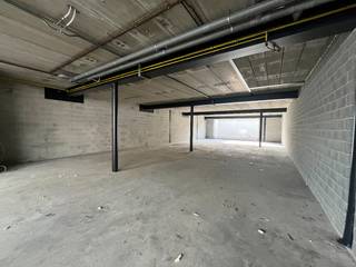 Dit commercieel gelijkvloers, geschikt voor kantoor of dienstverlenende activiteiten, bevindt zich op een uiterst gunstige en zichtbare locatie in Kapellen, op een steenworp van het centrum van Stabroek en Putte. De handelsruimte beschikt over een bruikbare vloeroppervlakte van ca. 175 m². Dankzij de gevelbreedte van 7 meter geniet je zaak van een uitstekende visibiliteit in het straatbeeld. De grote raampartijen aan de achterzijde zorgen bovendien voor veel natuurlijke lichtinval en geven uit op een aangename buitenruimte. Het gelijkvloers wordt aangeboden in casco toestand, waardoor je de unit volledig naar eigen wens en noden kan inrichten. Ideaal voor kantoorruimte, vrij beroep of dienstverlenende activiteiten. Interesse? Aarzel niet om ons te contacteren voor een bezoek ter plaatse of een afspraak op kantoor.