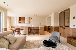 <p><strong>Volledig en subliem gerenoveerd hoekappartement in een prestigieuze villaresidentie in het hart van het Zoute.</strong></p>
<p></p>
<p>Ontdek dit uniek gerenoveerde hoekappartement in een charmante en kleinschalige villaresidentie, ideaal gelegen op een absolute toplocatie in hartje Zoute, op slechts enkele stappen van de Zeedijk en de mondaine winkels van de Kustlaan.</p>
<p>Afgewerkt tot in de puntjes met een uitzonderlijk oog voor detail.</p>
<p></p>
<p>Het appartement geniet van een uitzonderlijke lichtinval dankzij de hoekligging en biedt een heerlijk zuidgericht terras waar u in alle rust van de zon kunt genieten met open zichten.</p>
<p></p>
<p>Indeling:</p>
<p>Stijlvolle inkomhal met vestiaire en gastentoilet. De ruime leefruimte met eetkamer en volledig geëquipeerde open keuken baden in natuurlijk licht en bieden directe toegang tot het aangename terras.</p>
<p>Achteraan bevinden zich twee volwaardige slaapkamers, elk met hun eigen bad- en of douchekamer, wat garant staat voor comfort.</p>
<p>Een zeer gezellige derde slaapkamer.</p>
<p></p>
<p>Heel het appartement werd voorzien van enorm veel opbergruimte en ingemaakte kasten.</p>
<p></p>
<p>Bij het appartement hoort een privatieve kelder in het gebouw.</p>
<p>Extra troef: Mogelijkheid tot aankoop van een autostaanplaats in de residentie.</p>