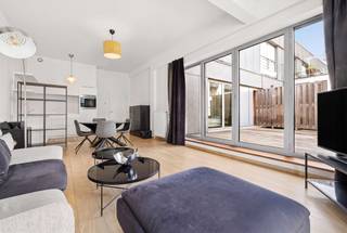 BRUSSEL-CENTRUM, wijk Martelarenplein – Op de 5e verdieping van een gebouw uit 2013 bevindt zich dit mooie appartement van 87 m², in goede algemene staat en met een prachtig terras van 25 m². Het appartement omvat een inkomhal, een leefruimte van 35 m², een uitgeruste keuken, een slaapkamer van 13 m², een douchekamer, een apart toilet en een wasruimte. Kelder nr. 61 inbegrepen. Maandelijkse lasten: € 235 voor de gemeenschappelijke kosten, verwarming en water, plus € 13 voor het reservefonds. Momenteel verhuurd voor € 1.045 per maand met een huurcontract van 9 jaar, ingegaan op 1 oktober 2020. Dubbele beglazing, collectieve gasverwarming met warmtekrachtkoppeling en videofoon. EPC: C+. Oppervlaktes ter indicatie.