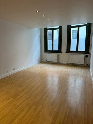 Gezellig, net gerenoveerd gelijkvloers appartement met 1 slaapkamer in een mooi herenhuis, op zeer goede ligging in het historische centrum aan de Stadswaag. <br /><br />Onmiddellijk beschikbaar. Nieuw geschilderd en instapklaar. <br /><br />Indeling: <br />Inkomhal met apart toilet, leefruimte op parket, met open ingerichte keuken (voorzien van koelkast, kookvuur en dampkap), badkamer met ligbad, ruime slaapkamer aan de achterzijde. <br /><br />Bijzonderheden: <br />Maandelijkse kosten 30 euro (voor verbruik water), gas en elektriciteit met eigen meters. <br />EPC score 254 kWh/m².