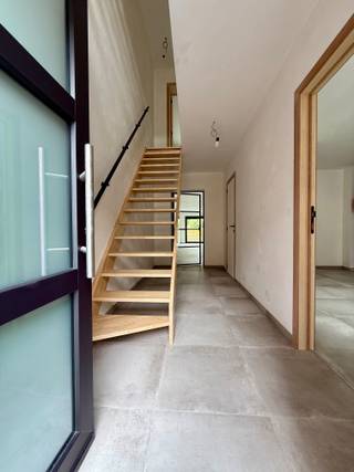 Energiezuinige totaalrenovatie (2026) met 3 slaapkamers, zongerichte tuin met uitweg en 2 staanplaatsen te Wevelgem.<br />Deze instapklare woning combineert hedendaags wooncomfort met een doordachte indeling en een uitstekende energieprestatie. Met een bewoonbare opp. van 149 m², vloerverwarming en 8 zonnepanelen woont u hier niet alleen comfortabel, maar ook bijzonder energiezuinig.<br />Bij het binnenkomen wordt u verwelkomd in de inkomhal met gastentoilet en praktische berging/wasplaats. Verder opent de woning zich naar een lichtrijke leefruimte met mooi zicht op de tuin en rechtstreekse toegang tot het terras. De volledige geïnstalleerde keuken met SMEG-toestellen, eiland en royale opbergruimte vormt zonder twijfel het hart van de woning en sluit perfect aan bij het dagelijkse gezinsleven.<br />Op de eerste verdieping bevinden zich de nachthal, 2 volwaardige slaapkamers en een stijlvolle badkamer met toilet, inloopdouche en dubbele wastafel. De tweede verdieping, bereikbaar via een vaste trap, is ingericht als master-bedroom. <br />Ook buiten heeft deze woning heel wat te bieden. De zongerichte tuin beschikt over een uitweg achteraan en 2 staanplaatsen, wat zorgt voor een extra gebruiksgemak en parkeermogelijkheden. Verder zijn een regenput van 3.000 liter, videofoon en leidingen voor een warmtepomp voorzien. <br />Met een EPC van 95 kWh/m² (A-label), asbestveilig attest en een gunstige ligging nabij centrum, winkels, school en invalswegen, vormt deze woning een bijzonder interessante opportuniteit binnen haar prijsklasse.