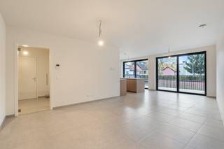 Ben je op zoek naar een nieuw plekje in het bruisende centrum van Leuven? Dit moderne nieuwbouwappartement biedt de perfecte balans tussen rust en de levendige stadsomgeving, en is bovendien onmiddellijk beschikbaar!<br /><br />Dit appartement omvat een ruime inkomhal, een grote lichtvolle leefruimte in L-vorm met 2 grote raampartijen, een volledig ingerichte keuken met berging, een NWest-gericht zonneterras, een aparte wasplaats, een ingerichte badkamer, 3 slaapkamers en ondergronds een privatieve kelder en fietsenplaats.<br /><br />Dankzij de bijna energie-neutrale afwerking geniet je hier van een hoog wooncomfort. Het appartement wordt verwarmd door vloerverwarming <br /><br />Het appartement met EPC A werd uitgerust met een individuele lucht-water warmtepomp (voor de vloerverwarming en warm water) en beschikt tevens over een ventilatie type D en individuele zonnepanelen.<br />De huurprijs bedraagt €1600 per maand, met € 125 provisie per maand voor het onderhoud en verbruik van de gemeenschappelijke delen. Nutsvoorzieningen zijn apart af te sluiten.<br /><br />Lijkt dit ruime, moderne en uitstekend gelegen 2-slaapkamerappartement echt iets voor jou? Wees er dan snel bij en maak zelf een afspraak via onze online agenda onder 'bezoekmoment kiezen. Of neem gerust contact met ons op voor verdere informatie of om een bezichtiging te regelen, via telefoon op 016 23 90 81 (elke weekdag bereikbaar tussen 10u en 13u). Dit is een geweldige kans die u niet wilt missen!
