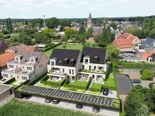 <p>Het zeer ruime <strong>appartement 0.2</strong> bevindt zich op het gelijkvloers en beschikt, dankzij een privatieve achterdeur, ook achteraan over een inkomhal met vestiaire. Hierdoor wordt een woonervaring gecreëerd die zeer huislijk aanvoelt. De lichtrijke leefruimte, met hoogwaardige open keuken en groot kookeiland, vloeit via een verzonken schuifraam naadloos over naar het zonnige terras en de privétuin. Verder beschikt het appartement over 3 zeer ruime slaapkamers, waarvan één master bedroom met een aansluitende dressing. De luxueuze badkamer is uitgerust met een royale inloopdouche, een vrijstaand ligbad, een dubbele wastafel en wc. Tot slot is er een apart gastentoilet en een praktische wasplaats voorzien.<strong><br /><br />Mooi wonen in Tielen</strong></p>
<p>Residentie Ter Broeke bevindt zich in het hartje van Tielen, maar tegelijkertijd tussen de weilanden (<em>’t broek</em> - in de volksmond). Achteraan geniet u van prachtige vergezichten over de velden, vooraan van een groene oase en zicht op de kerk. Alle belangrijke voorzieningen - zoals winkels, horeca, het dorpsplein en het station - bevinden zich op een boogscheut. Op die manier combineert Ter Broeke de troeven van een centrale ligging met de rust en charme van een landelijke omgeving.</p>
<p><strong>Ruimte &amp; comfort</strong></p>
<p>Alle appartementen zijn ontworpen met de nadruk op wooncomfort en privacy, en bieden elk hun eigen, unieke troeven. Zo beschikken sommige appartementen over een zonnige zuidoriëntatie, terwijl anderen kunnen genieten van een prachtige zonsondergang naast de kerktoren. <br />Dankzij verzonken schuiframen vloeien de leefruimtes naadloos over naar de terrassen, waar men in alle rust kan ontspannen zonder inkijk. De twee bovenste appartementen vallen bovendien extra op door hun indrukwekkende leefruimte - open tot in de nok - en de bijkomende ruime bergzolder.<br />Elke wooneenheid beschikt over een badkamer met dubbele wastafel en een royale inloopdouche. In nagenoeg elk appartement is bovendien ook een ligbad aanwezig.</p>
<p>Voor het parkeren zijn er ruime overdekte staanplaatsen voorzien, allemaal uitgerust met laadmogelijkheden voor elektrische wagens (op de privatieve meters). Per appartement dient er minimaal één parkeerplaats aangekocht te worden.<br />Fietsen kunnen veilig gestald worden in de inpandige gemeenschappelijke fietsenstalling aan de voorzijde van het gebouw, eveneens uitgerust met individuele laadpunten.</p>
<p><strong>Duurzaamheid en energiezuinigheid</strong></p>
<p>Bij Ter Broeke staat duurzaamheid écht centraal. Vandaar is elke wooneenheid uitgerust met een individuele geothermische warmtepomp (van het topmerk Nibe), waardoor u niet alleen over vloerverwarming beschikt, maar ook over vloerkoeling. Hierdoor zal uw appartement zelfs tijdens de warmste weken van het jaar heerlijk koel blijven. <br />Elke wooneenheid wordt eveneens voorzien van een ruime PV-installatie, en het ventilatiesysteem D met warmterecuperatie garandeert een aangenaam en gezond binnenklimaat.<br />Als resultaat van deze investeringen behaalt elk appartement in Ter Broeke een negatief E-peil, nog beter dus dan energieneutraal. Hierdoor wekt u meer energie op dan u verbruikt, waardoor uw energiefactuur tot een absoluut minimum wordt beperkt.</p>
<p><strong>Fiscale en financiële voordelen</strong></p>
<p>Het volledige project komt in aanmerking voor het verlaagde btw-tarief van 6% (onder voorwaarden), zowel voor eigen bewoners als voor investeerders.<br />Daarnaast geniet u als koper 100% korting op de onroerende voorheffing gedurende 5 jaar dankzij het uitzonderlijk lage E-peil.</p>
<p><strong>Eerst kijken, dan kopen</strong></p>
<p>Dit project wordt bij oplevering verkocht en niet op plan. U koopt dus pas na een bezoek ter plaatse, en betaalt wanneer u de sleutel ontvangt. Zo gaat u een zorgeloze aankoop tegemoet, zonder voorafbetalingen in schijven.</p>