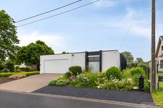 Ontdek deze goed gelegen bungalow op een perceel van 900 m² in een rustige en groene omgeving en toch op 5 minuten van het op- en afrittencomplex E17 Waregem. <br /><br /><strong><u><em>Schrijf je in voor het bezoekmoment van 20/10 via de zwarte knop "maak uw afspraak" op onze website !</em></u></strong><br />
<h4>Troeven</h4>
✔ 15 recente zonnepanelen<br />✔10.000 liter regenwater <br />✔ Topligging in een rustige, groene buurt<br />✔ Perceel van 900 m² <br />✔ Dak vernieuwd in 2022<br />✔ Houtkachel in speksteen<br />✔ recent bijgebouw met overdekt terras<br />✔ Zeer ruime leefruimte <br />✔ Airco <br />✔ Dubbele garage en grote kelder<br />✔ Aangelegde tuin
<h4>De indeling van de woning gaat als volgt:</h4>
<br />Een <strong>inkomhal </strong>met apart <strong>toilet </strong>die toegang geeft tot de zeer ruime en <strong>lichtrijke leefruimte</strong> met gezellige lager gelegen <strong>zithoek </strong>en <strong>eetplaats</strong>. De leefruimte is uitgerust met <strong>airconditioning </strong>voor extra comfort. Aansluitend bevindt zich de <strong>keuken, </strong>de<strong> veranda </strong>en een <strong>aparte ruimte </strong>van 25 m<sup>2</sup> die dienst kan doen als bureau, extra living, hobbyruimte,....<br />Verder beschikt de woning over <strong>3 ruime slaapkamers</strong>, een <strong>badkamer </strong>met inloopdouche en bad en nog een <strong>apart toilet</strong> in de nachthal.<br />Een grote <strong>dubbele garage</strong> en een zeer <strong>grote kelder</strong>, ideaal voor extra stockage.<br /><br />Buiten enkel en alleen maar rust en groen zowel tegenover de woning als achteraan het perceel is enkel groen in het vooruitzicht.<br /><strong>Als extra troef is er nog een nieuw bijgebouw, ideaal als hobbykamer (momenteel ingericht als keramiekruimte) en een overdekt terras.</strong><br /><br />Contacteer Martijn voor een bezoek ter plaatse via:
<ul>
<li>martijn@maesconceptimmo.be</li>
<li>0470/62.95.68</li>
</ul>