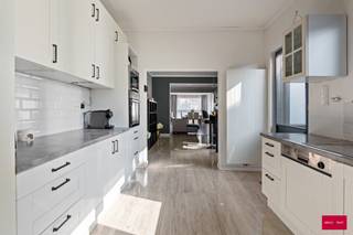 Ruime instapklare gezinswoning met 3 slaapkamers en 2 badkamers in gekende buurt "Tuinwijk” We betreden de woning via de inkomhal dewelke...