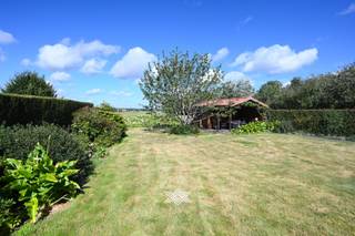 Deze vrijstaande woning, gebouwd in 1993 en gerenoveerd door de jaren heen, is gelegen in het landelijke en charmante Lievegem. De woning geniet van een bijzonder rustige ligging, en combineert deze met de nabijheid van het centrum. Het perceel van 1165 m² biedt prachtig zicht op agrarisch gebied, en volop ruimte om in alle rust en privacy te ontspannen.<br /><br />Via de inkomhal met gastentoilet betreedt men de lichtrijke leefruimte, die dankzij de hoge plafonds en grote raampartijen een bijzonder ruimtelijk karakter uitstraalt. De leefruimte is onderverdeeld in een gezellige zithoek en eetplaats. Verder is op het gelijkvloers een bureauruimte aanwezig. Een praktische wasplaats voorziet in een extra douche en toilet. De eerste verdieping omvat een uitzonderlijk ruime overloop die toegang biedt tot vier volwaardige slaapkamers, een strijkkamer en een badkamer. De volledig afgewerkte zolderverdieping biedt extra ruimte voor hobby, opslag of bijkomende slaapkamers.<br /><br />De tuin biedt meerdere zonneterrassen en beschikt ook over een ruime tuinberging met bijhorende overkapping die voorziet in een zithoek.<br /><br />Als kers op de taart beschikt de woning over maar liefst 35 zonnepanelen en een nieuw ventilatiesysteem.<br /><br />EPC: C / EK: conform / CV : convectoren / asbestveilig<br /><br />Benieuwd naar deze vrijstaande woning met prachtig uitzicht te Zomergem? Een afspraak kan via bart@landbergh.be of 09 278 78 79.
