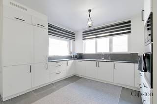 HOB met 3 slaapkamers nabij het centrum van Zele. Inkomhal, apart toilet, woonkamer, vernieuwde keuken, berging, extra ruimte ( vroegere garage )...