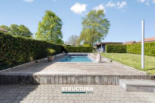 Ontdek deze karaktervolle woning in het centrum van Mollem, waar ruimte, potentieel en een aangename ligging hand in hand gaan. De woning werd...