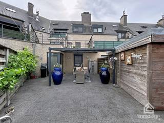 <strong>PLUSPUNTEN:</strong><br />+ bewoonbare oppervlakte: 156 m²<br />+ 2 slaapkamers (3 mogelijk)<br />+ gelijkvloers gelegen<br />+ zeer ruim appartement<br />+ gezellige stadstuin/terras<br />+ EPC B-label, asbestvrij<br />+ private autostaanplaats en berging<br />+ instapklaar<br />+ verhuurd dus direct rendement<br /><br /><strong>ALGEMEEN:</strong><br />Ontdek dit uitzonderlijk ruime gelijkvloerse appartement met een bewoonbare oppervlakte van maar liefst 156 m², ideaal gelegen in het hart van Hamont-Achel. Dankzij de centrale ligging bevinden winkels, horeca, scholen en openbaar vervoer zich op wandelafstand, terwijl u toch geniet van de rust en het comfort van een aangename woonomgeving.<br /><br />Bij het betreden van het appartement wordt u verwelkomd in een ruime inkomhal die toegang biedt tot de lichtrijke leefruimte. De royale woonkamer vormt samen met de open keuken het hart van de woning en biedt alle ruimte om gezellig te koken, tafelen en ontspannen. Aansluitend bevindt zich een extra zitplaats die perfect kan dienen als tv-hoek, leesruimte, speelkamer of thuisbureau.<br /><br />Verder beschikt het appartement over twee volwaardige slaapkamers, een comfortabele badkamer, een praktische wasplaats en een apart gastentoilet. Achteraan geniet u van een gezellige stadstuin waar u in alle privacy kunt ontspannen of gezellig kunt genieten van een zomerse avond.<br /><br />Met zijn doordachte indeling, royale ruimtes, energiezuinige EPC B-label en uitstekende ligging is dit appartement een ideale keuze voor wie op zoek is naar comfortabel en zorgeloos wonen in het centrum van Hamont-Achel. Een unieke opportuniteit die ruimte, licht en een toplocatie perfect weet te combineren.<br /><br /><strong>INDELING:</strong><br />+0: inkomhal, toilet, open leefruimte, keuken, extra zitplaats, nachthal, badkamer, wasplaats, 2 slaapkamers, stadstuin<br /><br /><strong>FINANCIERING:</strong><br />Een succesvolle vastgoedtransactie begint met een goede voorbereiding. Wij adviseren kandidaat-kopers om hun financiële mogelijkheden tijdig in kaart te brengen, zodat zij met de nodige zekerheid en vertrouwen kunnen handelen wanneer de juiste opportuniteit zich aandient.<br /><br /><strong>VERKOPEN OF VERHUREN MET EEN STRATEGISCHE AANPAK?</strong><br />Dankzij het vertrouwen van onze klanten en onze sterke marktpositie zijn wij voortdurend op zoek naar kwalitatieve eigendommen. Overweegt u te verkopen of te verhuren? Ontdek vrijblijvend onze persoonlijke aanpak en hoe wij uw eigendom optimaal positioneren om de juiste doelgroep te bereiken.<br /><br /><strong>ALS EERSTE OP DE HOOGTE VAN NIEUW AANBOD:</strong><br />De beste eigendommen worden vaak gevonden vóór ze breed beschikbaar zijn. Schrijf u vrijblijvend in via onze website en ontvang nieuw aanbod dat aansluit bij uw wensen en zoekcriteria.<br /><br /><strong>UW VASTGOED, ONZE EXPERTISE:</strong><br />Elke eigendom verdient een persoonlijke strategie. Met een combinatie van marktkennis, professionele presentatie, actieve klantenbenadering en een sterk netwerk begeleiden wij onze klanten naar een succesvol resultaat.<br /><br /><strong>PERSOONLIJKE SERVICE, PROFESSIONELE BEGELEIDING:</strong><br />Een vastgoedbeslissing vraagt een doordachte aanpak. Ons ervaren team staat klaar om u persoonlijk te adviseren en te begeleiden bij elke stap. Contacteer ons via +32 89 87 03 67 of via info@immosign-plus.be.