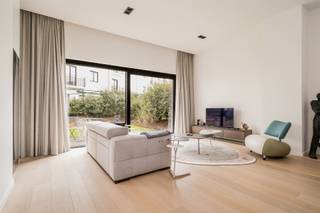 <p><span>Appartement de plain-pied exclusif avec jardin privatif dans le prestigieux projet </span><span>The Crown</span><span> Knokke</span></p><p><span>Situé dans le projet de standing The Crown, en plein coeur de Knokke, cet appartement de plain-pied exceptionnel d'environ 90 m² bénéficie d'un jardin et d'une terrasse privatifs d'environ 45 m², idéalement situés à l'arrière du bâtiment. Un emplacement unique : central, à proximité immédiate de la Lippenslaan et de ses commerces, tout en étant à labri de l'agitation. La mer se trouve à 10 minutes à pied.</span></p><p><span>L'appartement se distingue par une finition ultra-luxueuse, unique au sein de l'immeuble, et est proposé entièrement meublé et décoré, offrant une expérience résidentielle clé en main.</span></p><p><span>Il se compose d'un hall d'entrée accueillant avec vestiaire, d'un débarra pratique, un WC invités, séjour spacieux et lumineux avec coin repas, frigo à vin intégrée et larges baies vitrées donnant sur le jardin. La cuisine ouverte, entièrement équipée, dispose d'électroménagers MIELE haut de gamme.</span></p><p><span>L'appartement comprend également deux chambres avec placards intégrés sur mesure et une salle de bains élégante entièrement aménagée. Les matériaux nobles, les grandes surfaces vitrées et l'agencement réfléchi garantissent un confort de vie exceptionnel.</span></p><p><span>Une place de parking individuelle à acheter (+ € 70.000). Un local vélos est également prévus dans le parking souterrain. Climatisation, installation électrique conforme et PEB E43 complètent ce bien rare.</span></p><p><span> </span></p><p><span>Une opportunité unique pour ceux qui recherchent le luxe absolu, le calme et le confort, combinés à un emplacement privilégié à Knokke.</span></p>