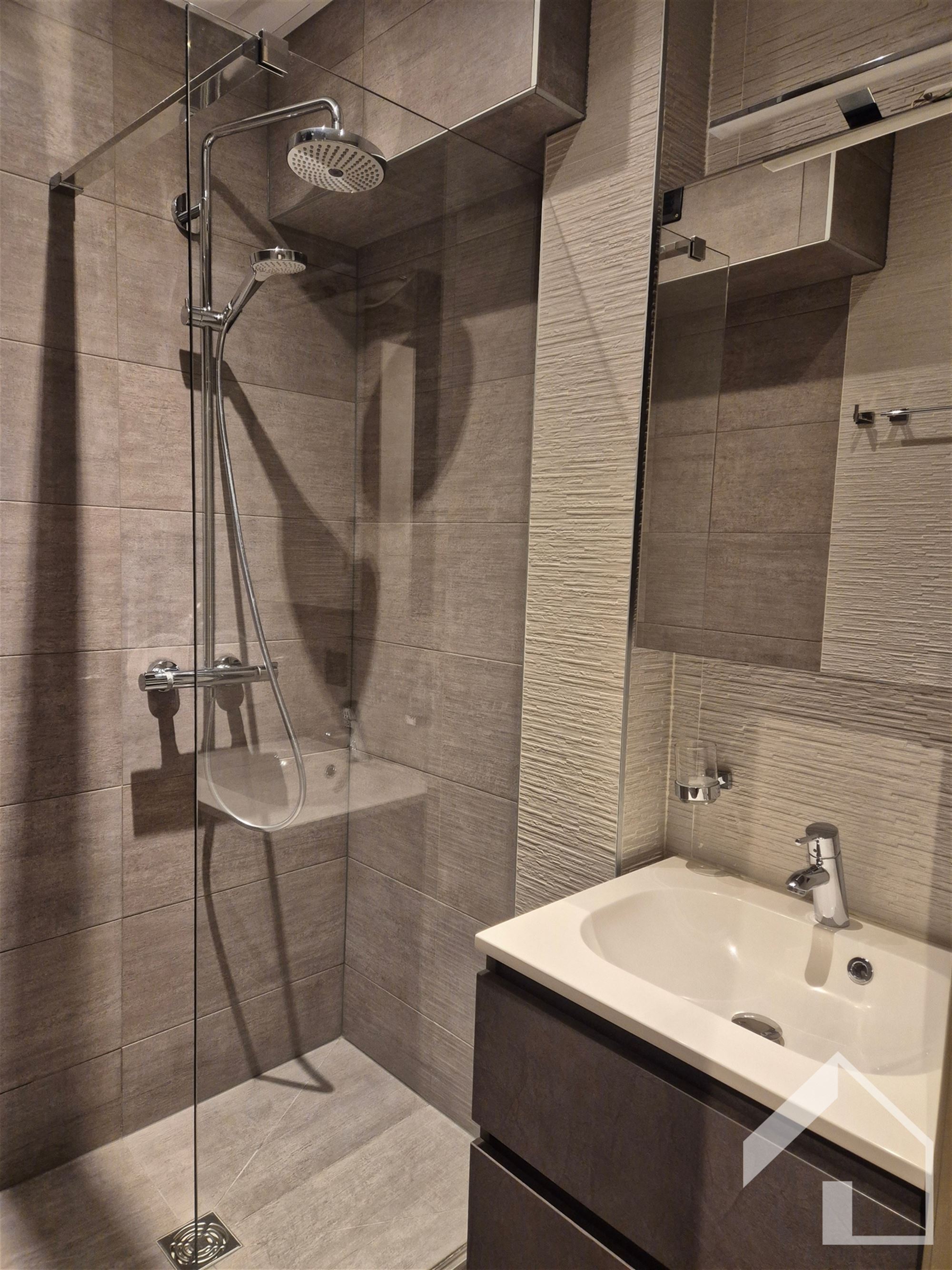 Gelijkvloersappartement op toplocatie met 1 slaapkamer en binnenkoer - foto 5