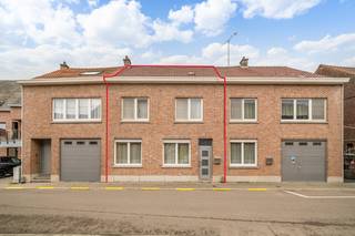 Ruime woning met veel potentieel in Erps-Kwerps<br />Welkom in het gezellige Erps-Kwerps.<br />Via de ruime en lange inkomhal betreden we deze ruime woning met heel wat mogelijkheden. Op het gelijkvloers vinden we een uitgeruste keuken, badkamer, praktische berging en een ruime leefruimte.<br />Op de eerste verdieping bevinden zich drie slaapkamers en een tweede te vernieuwen badkamer. Via de vaste trap bereiken we de zeer ruime zolder, ideaal voor extra slaapkamers, een bureau of hobbyruimte.<br />De woning is te renoveren en biedt een mooie basis om volledig naar eigen smaak verder af te werken. Bovendien ligt ze op wandelafstand van de vrije basisschool.<br />Een ruime gezinswoning op een fijne locatie, met vooral heel veel potentieel en een leuke tuin.<br />Meer informatie of een bezoek? Boek een afspraak met Philippe op onze website.