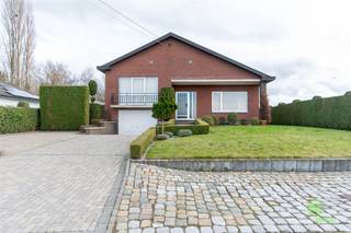 <p><span>Op een toplocatie in Stevoort vinden we deze ruime gezinswoning op een schitterende ligging.</span></p><p><span>De woning wordt aan drie kanten omringd door velden en wegens de agrarische ligging zal dit in de toekomst ook zo blijven. In de straat is ook geen doorgaand verkeer toegelaten. </span></p><p><span>Het centrum ligt op minder dan 1km en hier vinden we een supermarkt, verschillende horeca, scholen, …</span></p><p><span>De oprit van de E313 bevindt zich op minder dan 6km en biedt een snelle verbinding richting Luik en Antwerpen. </span></p><p><span> </span></p><p><span>De zoldervloer van de woning werd al reeds zeer goed geïsoleerd en de verwarmingsketel werd in 2016 nog vervangen. </span></p><p><span> </span></p><p><span>Op straatniveau vinden we een ruime inpandige garage met elektrische poort. Hierachter ligt de wasplaats met douche en een extra berging. </span></p><p><span>Een halve verdieping hierboven zijn de woonvertrekken gelegen. Dankzij de grote ramen is er in de gehele woning een aangename lichtinval. Aan de voorzijde vinden we de ruime woonkamer. Via de eetkamer aan de achterkant kan de keuken bereikt worden. Deze is uitgerust met de nodige toestellen en beschikt over een handige naastgelegen berging. </span></p><p><span>Op de bovenverdieping zijn er drie ruime slaapkamers te vinden en de badkamer. Deze is voorzien van een toilet, meubel met lavabo en ligbad. </span></p><p><span> </span></p><p><span>Buiten vinden we een prachtige en zeer goed onderhouden tuin. Dankzij de ZO-oriëntatie geniet men quasi de hele dag van de zon. </span></p><p><span> </span></p><p><span>Pluspunten:</span></p><p><span>- prachtige locatie</span></p><p><span>- ruime woning</span></p><p><span>- 3 grote slaapkamers</span></p><p><span> </span></p><p><span>De vermelde bewoonbare oppervlakte is de netto-oppervlakte van de woning met uitzondering van de zolder en bijgebouwen.</span></p>