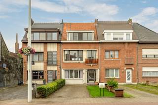 <p>Bent u op zoek naar een woning met zeeën van ruimte en tal van mogelijkheden? Deze zeer royale eigendom beschikt over maar liefst 4 tot 5 volwaardige slaapkamers en leent zich dankzij de flexibele indeling perfect als gezinswoning, voor een vrij beroep óf als kangoeroewoning!</p><p>De woning verwelkomt u via een lange, private oprit die leidt naar de voordeur. Binnenin geniet u van lichte, comfortabele ruimtes, waaronder de slaapkamer met een warme vloer en grote raampartijen die zorgen voor een aangename lichtinval.</p><p>Een absolute troef is het riante, strak betegelde terras op de eerste verdieping. Hier geniet u in alle rust van een prachtig, groen uitzicht over de omgeving. Via de trap bereikt u de diepe achtertuin met garage : een groene oase en volop potentieel voor tuinliefhebbers of spelende kinderen. Dankzij de indeling geniet u hier de hele dag van privacy en buitenlucht.</p><p><strong>Troeven:</strong></p><ul><li><p>Zeer ruim: 4 tot 5 slaapkamers (kangoeroewonen mogelijk!)</p></li><li><p>Riant zonneterras op de 1e verdieping én diepe achtertuin</p></li><li><p>Ruime garage achteraan en een royale private oprit</p></li><li><p>Karaktervolle gevel met een verzorgde voortuin en oprit</p></li></ul><p>Laat deze unieke kans met eindeloos veel potentieel niet aan u voorbijgaan. Plan snel uw bezoek!</p>