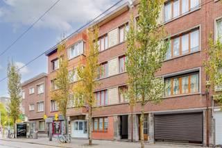 <p><span>Dit </span><span>verhuurd 2-slaapkamer appartement</span><span> is gelegen op een </span><span>centrale locatie in Antwerpen</span><span> aan de Van Kerckhovenstraat. </span></p><p><span>Het appartement is gelegen in een </span><span>kleinschalig gebouw </span><span>op de </span><span>2de </span><span>verdieping (geen lift). De ligging is ideaal op het vlak van winkels en openbaar vervoer. Het centrum van de stad, het Centraal Station van Antwerpen en Park Spoor Noord zijn op enkele minuten wandelen bereikbaar.</span></p><p><span>Het appartement </span><span>telt heel wat positieve kenmerken waaronder</span><span> </span><span>een oppervlakte van zo'n </span><span>59m² (cfr. EPC)</span><span> plus een </span><span>terras.</span></p><p><span> </span><span>Indeling</span></p><p><span>- inkomhal</span></p><p><span>- apart toilet</span></p><p><span>- ingemaakte kasten</span></p><p><span>- lichtrijke woonkamer en eetkamer</span></p><p><span>- geïnstalleerde keuken</span></p><p><span>- slaapkamer 1 </span></p><p><span>- slaapkamer 2 </span></p><p><span>- leuk terras </span></p><p><span>- badkamer</span></p><p><span> </span></p><p><span>Troeven</span></p><p><span>- zeer lage gemeenschappelijke kosten </span></p><p><span>- water, gas en elektra aparte meters</span></p><p><span>- centrale locatie vlakbij Antwerpen centrum en Centraal Station</span></p><p><span>- momenteel verhuurd voor 750 euro/maand - ideale investering !</span></p><p><span> </span></p><p><span>Ben jij geïnteresseerd in dit appartement vlakbij centrum Antwerpen, ben je op zoek naar ander vastgoed of wens je de waarde van jouw eigendom te kennen? Dan ben je bij BOLT immo aan het juiste adres! Wij helpen jou graag verder.</span></p><p><span> </span></p>