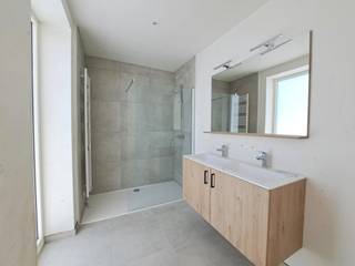 <p>Stijlvol nieuwbouw BEN-appartement, afgewerkt met oog voor comfort en energiezuinig wonen. Het appartement wordt vóór de verhuur nog volledig geschilderd door de eigenaars en is inclusief een ondergrondse autostaanplaats en een ruime private kelderberging van 8 m².</p><p></p><p>Via de inkomhal met apart gastentoilet komt u in de lichtrijke leefruimte met open, volledig uitgeruste keuken. De keuken is voorzien van een inductiekookplaat, combi-oven, vaatwasser en koelkast en biedt samen met de woonkamer toegang tot het aangename terras aan de achterzijde.</p><p>Daarnaast beschikt het appartement over een praktische berging met aansluiting voor een wasmachine.</p><p></p><p>De verwarming gebeurt via een energiezuinige warmtepomp met vloerverwarming, die bovendien ook over een koelfunctie beschikt voor extra comfort tijdens warme dagen.</p><p></p><p>Het appartement telt één slaapkamer met aansluitend een moderne badkamer, uitgerust met inloopdouche en dubbel lavabomeubel.</p><p>Vanuit de slaapkamer is er toegang tot een tweede terras aan de voorzijde van het gebouw.</p><p></p><p>De ligging is bijzonder gunstig met winkels en andere voorzieningen op wandelafstand.</p><p></p><p>Vrij vanaf 1/9/2026</p><p>Huurprijs 820 euro + 75 euro gemeenschappelijke kosten</p><p>Interesse? Tel 03/455.23.70 of via kassandra@ugly.be</p>