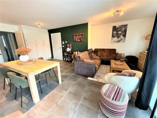 Het appartement omvat een ruime leefruimte met een open keuken die voorzien is van alle nodige toestellen. Terras voor- en achteraan.Berging met...