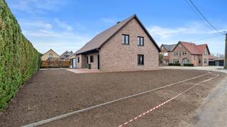 Welkom op de Meerkensweg 4 in Neeroeteren.<br /><br />Bent u op zoek naar een volledig instapklare woning waar u enkel nog uw meubels hoeft te plaatsen?<br />Dan is deze recent gerenoveerde open bebouwing precies wat u zoekt!<br /><br />De woning beschikt over een bruikbare vloeroppervlakte van 273 m², waarvan de woonoppervlakte 209 m² bedraagt.<br />Het perceel is 5a 87ca groot.<br /><br />Ontdek de woning alvast via de virtuele rondleiding:<br />👉 https://player.vimeo.com/video/1141373631<br /><br />Troeven van deze woning<br />✔ Volledig gerenoveerd <br />✔ Bruikbare vloeroppervlakte: 273 m²<br />✔ Woonoppervlakte (excl. garage en kelder): 209m²<br />✔ Energiezuinig: C-label (258 kWh/m²)<br />✔ Asbestveilige woning<br />✔ Elektrische installatie volledig conform<br />✔ Dubbel glas - PVC<br />✔ 4 slaapkamers<br />✔ Inpandige garage met sectionale poort<br />✔ Groot terras en vernieuwde tuin<br /><br />Indeling<br />Kelder : 39,26 m²<br />Gedeeltelijk onderkelderd.<br /><br />Gelijkvloers: 134 m²<br />Inkomhal, riante woonkamer, eetkamer, geïnstalleerde keuken, slaapkamer 1, geïnstalleerde badkamer, toilet en een inpandige garage.<br /><br />Buiten geniet u van een riant terras met aansluitend de volledig heraangelegde tuin.<br /><br />Verdiep 1: 100 m²<br />Nachthal, slaapkamer 2, slaapkamer 3, slaapkamer 4, berging , toilet en zolderruimte.<br /><br />Documenten<br />Het EPC-verslag, het asbestverslag en de grondplannen kan u eenvoudig downloaden in bijlage.<br /><br />Interesse in een bezichtiging?<br />Bel ons via 089 391 555 of mail naar info@frerevastgoed.be.<br /><br />* Opmetingen van de binnenmaten zijn indicatief en kunnen licht afwijken.