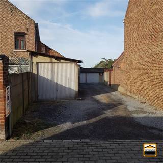 Garage-boxen met mogelijkheid tot bebouwing te koop in het centrum Borgloon In het centrum van Borgloon vinden we 11 afgesloten garage-boxen terug.De...