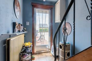 <br /><strong>KORTE INLEIDING</strong><br />Welkom in deze gezellige HOB in het centrum van Kessel Statie. Met 2 slaapkamers en een bewoonbare oppervlakte van 105 vierkante meter is dit een ideale starterswoning of opbrengsteigendom, want de woning wordt op dit moment verhuurd. Achteraan de tuin ligt bosgebied waardoor het hier heerlijke genieten is van stilte en rust.<br /><br />Dit huis, gezet in 1950, werd doorheen de jaren uitzonderlijk goed onderhouden en gedeeltelijk gerenoveerd. Zo werden in 2022 het dak volledig vernieuwd en geïsoleerd, de ramen integraal vervangen door dubbele beglazing, de elektriciteit vernieuwd, de muren in de living opnieuw bezet én alle muren geïnjecteerd tegen opstijgend vocht. <br /><br /><br /><br /><strong>RUIMTES</strong><br /><strong>Bewoonbare oppervlakte: 105 vierkante meter</strong><br /><em>Gelijkvloers</em><br />Inkomhal<br />Tv-hoek<br />Eetruimte<br />Keuken<br />Badkamer<br /><br /><em>Eerste verdieping</em><br />Slaapkamers: 2<br /><br /><strong>TROEVEN</strong><br />* geen renovatieplicht<br />* renovaties in 2022<br />* opbrengsteigendom<br />* bosgebied achteraan<br /><br /><br />Voor interactieve grondplannen met foto’s, ga naar www.wijns.be en klik op de knop “virtueel bezoek”. Info & afspraak: ☎ 0473/11 44 44 ✉ thomas@wijns.be