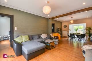 <p><span>Instapklare woning in Hofstade</span></p><p><span> </span></p><p><span>Deze instapklare woning is centraal gelegen nabij het centrum van Hofstade, op wandelafstand van het Bloso-domein Hofstade. Dankzij de vlotte verbinding richting Mechelen, Leuven, Brussel en Antwerpen geniet je hier van een uitstekende bereikbaarheid. Openbaar vervoer, winkels en andere voorzieningen bevinden zich bovendien vlakbij.</span></p><p><span> </span></p><p><span>Via de inkomhal met aparte gastentoilet kom je in de leefruimte met volledig geïnstalleerde keuken en een praktische berging. Daarnaast heb je op het gelijkvloers ook een slaapkamer, badkamer uitgerust met wastafel & inloopdouche, en een aparte ruimte die kan dienen als dressing of extra slaapkamer. Daarnaast is er nog een bijkomende berging of bureauruimte voorzien.</span></p><p><span> </span></p><p><span>Een grote troef aan deze woning is de ruime verdieping, deze is bereikbaar via een vaste trap in de inkomhal. De ruimte kan volledig ingericht worden naar eigen smaak en behoeften, met de mogelijkheid om extra slaapkamers en een bijhorende badkamer te creëren. Hierdoor biedt de woning heel wat potentieel voor gezinnen of wie op zoek is naar extra ruimte in de toekomst. </span></p><p><span> </span></p><p><span>De onderhoudsvriendelijk tuin, toegankelijk vanuit de keuken, vormt de perfecte plek om te genieten.</span></p><p><span> </span></p><p><span>Zin om van deze woning jouw nieuwe thuis te maken? Neem vandaag nog contact met ons op voor een bezoek!</span></p><p><span> </span></p><p><span>015 20 36 00 - info@domoxim.be </span></p><p><span> </span></p><p><span>domoXim. Waar dromen thuis komen!</span></p><p><span> </span></p><p><span>Ook de waarde van je </span><span>eigen</span><span> woning kennen? Wij geven je graag advies.</span></p>
