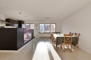 <p><span>Op zoek naar een interessante investering in de Antwerpse rand? Dit lichtrijke appartement van ca. 75 m², gelegen in een kleinschalig gebouw in Mortsel, is momenteel verhuurd en vormt na afloop van de huurperiode een ideale eerste woning voor een starter of alleenstaande. De garagebox is inbegrepen in de vraagprijs.</span></p><p><span> </span></p><p><span>Indeling</span></p><p><span>Via de inkomhal bereik je de ruime, lichtrijke living met open, volledig uitgeruste keuken. Verder beschikt het appartement over één bijzonder ruime slaapkamer en een moderne badkamer met douche en toilet. Het appartement is voorzien van dubbele beglazing.</span></p><p><span> </span></p><p><span>Ligging</span></p><p><span>Gelegen in De Stappe, een rustige woonstraat in de wijk Sint-Jozef in Mortsel, met weinig doorgaand verkeer. Het centrum, winkels, scholen, bushalte en treinstation liggen op wandelafstand. De snelweg bevindt zich op ca. 3,5 km en Antwerpen-centrum is vlot bereikbaar met het openbaar vervoer of de fiets.</span><span><br /><br /></span></p><p><span>Garagebox</span></p><p><span>De inbegrepen garagebox biedt een private parkeerplaats en extra bergruimte, een mooie meerwaarde in deze omgeving.</span><span><br /><br /></span></p><p><span>Bijzonderheden</span></p><p><span>Vraagprijs: 229.000, garagebox inbegrepen</span></p><p><span>Bewoonbare oppervlakte: ca. 75 m²</span></p><p><span>Momenteel verhuurd</span></p><p><span>EPC-label F: 595 kWh/m²/jaar</span></p><p><span>Renovatieverplichting: minstens EPC-label D binnen 6 jaar na de authentieke akte</span></p><p><span>Centrale verwarming op gas en dubbele beglazing</span></p><p><span>P-score D / G-score D</span></p><p><span> </span></p><p><span>Interesse? Contacteer ons gerust voor meer informatie of een bezoek ter plaatse!</span></p>