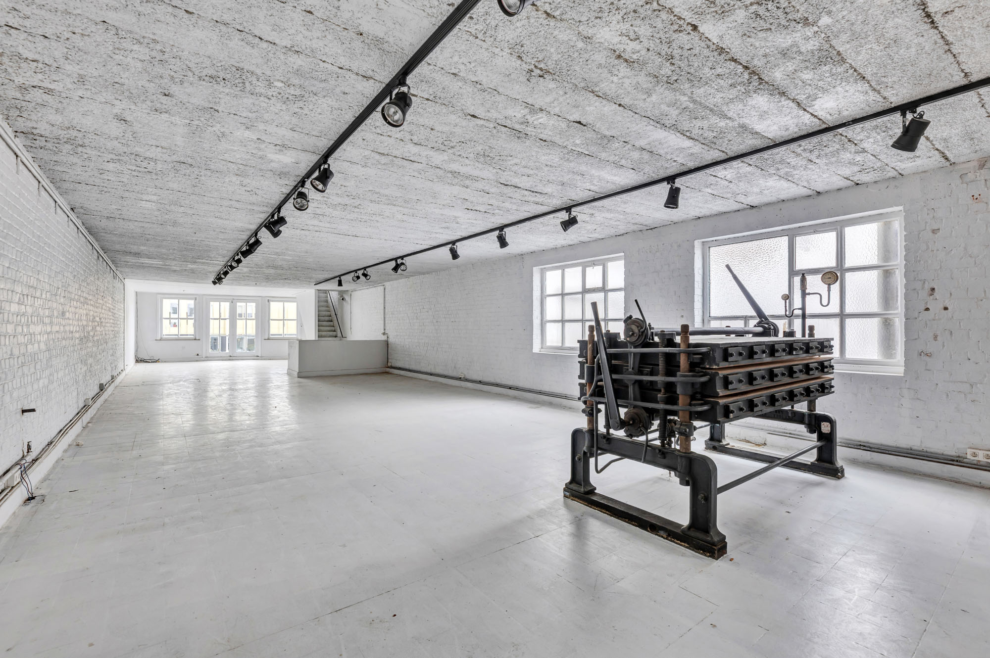 Batiment unique de 750m² à Alost - photo 2