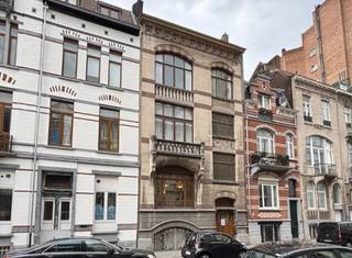 Situé à Bruxelles, cet élégant immeuble de caractère de style Art Nouveau représente une belle opportunité pour investisseurs ou professions...