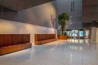 Welkom in de Antwerp Tower, hét baken van modern wonen in het hart van de stad. Op de 6e verdieping wacht dit subliem 2-slaapkamerappartement,...