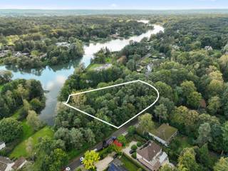 Deze exclusieve bouwgrond is gelegen in het golf & meer domein en heeft een uniek zicht op het meer van Keerbergen.<br /><br />De bouwgrond heeft een zuidelijke oriëntatie en beschikt over zeer ruime bouwvoorschriften in verkaveling "Golf & meer"<br /><br />Meer info en bouwvoorschriften via jean.heylen@imovastgoed.be of via 015/34.34.54.<br />U kan Imo Vastgoed steeds vrijblijvend contacteren voor een gratis waardebepaling van uw woning.