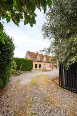 Voor verdere info of een vrijblijvende waardebepaling van uw eigendom: gil.christiaens@homixx.be of 016 792 900<br /><br />Bent u op zoek naar een veelzijdige open bebouwing die perfect kan dienen als kangoeroewoning? Homixx Vastgoed stelt u met trots deze uitzonderlijke eigendom voor, gelegen op een absolute toplocatie net naast de Lievekensbossen. Hier geniet u van het beste van twee werelden: een groene, rustgevende omgeving gecombineerd met de mogelijkheid om comfortabel en toch gescheiden samen te wonen onder één dak.<br /><br />Bij het betreden van het gelijkvloers komt u in een gezellige leefruimte met een vernieuwde en kwalitatieve keuken, uiterst praktisch aangevuld met een aangrenzende berging. Verder bevindt zich hier een uitgeruste badkamer voorzien van een comfortabel ligbad, een verfrissende douche en een dubbele lavabo. Drie volwaardige slaapkamers en een prachtige veranda bieden u tal van mogelijkheden. Dankzij de grote raampartijen vormt de veranda een naadloze verbinding met de zonnige tuin en het sfeervolle terras, waar u in alle privacy van het buitenleven kunt genieten.<br /><br />Een absolute meerwaarde aan deze eigendom is de ingerichte bovenverdieping, die het kangoeroeconcept compleet maakt. Deze verdieping beschikt namelijk over een eigen, volwaardige leefruimte, een keukengedeelte dat ook reeds vernieuwd werd, een tweede badkamer (uitgerust met bad, douche, toilet en dubbele lavabo) én nog eens vier extra slaapkamers. Dit maakt de woning uitermate geschikt voor dubbele bewoning, mantelzorg of inwonende studerende kinderen.<br /><br />Ook op praktisch en opbergvlak laat deze woning niets te wensen over. U beschikt over een inpandige garage met plaats voor twee voertuigen, aangevuld met nog twee privatieve buitenparkeerplaatsen. Daarnaast biedt de woning een kruipkelder en een handige opbergzolder, bereikbaar via een uitschuifbare trap. Met een gunstige EPC-score C kiest u bovendien voor een energiezuinige en toekomstgerichte thuis.<br /><br />Troeven:<br /><br />- Toplocatie in de rust.<br />- Uitstekend ingericht als kangoeroewoning met een afzonderlijke bovenverdieping (leefruimte, keuken, badkamer en 4 slaapkamers).<br />- Recent vernieuwde kwaliteitskeuken van DSM (2024) en een gezellige veranda.<br />- Buitenruimte met een verzorgde tuin en terras, plus een ruime garage voor 2 wagens en 2 buitenparkings.<br />- Energiezuinig karakter met een gunstige EPC-score C.