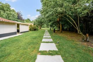 Dit pareltje is gelegen op wandelafstand van het centrum van Zaffelare en op fietsafstand van centrum Lochristi.<br />Ze werd recentelijk gestript en volledig opnieuw aangekleed.<br />Grote volumes, een recent vernieuwd dak, volledig geïsoleerd, veel licht, een grote afgesloten tuin met 3 tuinhuizen/bergingen, etc. zijn slechts enkele kenmerken van deze woning.<br /><br />Indeling:<br />Gelijkvloers: inkom met gastentoilet, een grote logeerkamer met douchekamer, een grote vestiaire, lichtrijke leefruimte (salon, leeshoek, eetplaats) met aansluitend de open en volledig ingerichte keuken, via de keuken kan men naar een achterliggende wasruimte en kelderruimte.<br />Tussenverdiep: dressing/vestiaire<br />1ste verdieping: grote badkamer met toilet, dubbele lavabo, ligbad en inloopdouche; 3 mooie slaapkamers en een open home-office met zicht op de tuin.<br />2de Verdieping: een 5de af te werken slaapkamer en/of opbergzolder.<br /><br />De bereikbaarheid is top: slechts enkele minuten tot aan de oprit van E17, op fietsafstand van Lochristi-centrum, in de nabijheid van winkels, scholen, etc.<br /><br />Bezoek? Bel Matthias op 0497/76.84.89