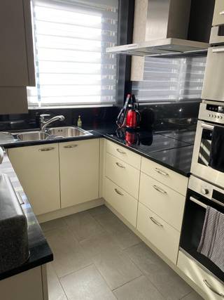 Gelijkvloers appartement met 2 slaapkamers.
 
Indeling:
Inkomhal met ingemaakte vestiairekast.
Lichte en ruime woonkamer (32m²) op laminaatvloer( daaronder parket).
Ingerichte keuken voorzien van inductiekookplaat, afzuigkap, koelkast/diepvries, combi microgolfoven, hete luchtoven en stoomoven, werktablet in gepolierd graniet.
Badkamer met toilet, douche en lavabo meubel.
2 volwaardige slaapkamers (14,25m² en 13,40m²).
Veranda (22m²) met elektrische zonneluifel.
Garage box met automatische poort.
Gemeenschappelijke fietsenstalling.
Kelderberging.
 
Bijzonderheden.
Overal elektrische rolluiken.
Airco met warmtepomp dus koelen en verwarmen in woonkamer en slaapkamers.
Elektriciteit conform.
Asbest veilig.
EPC C.