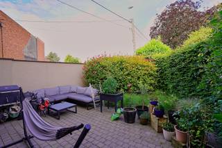 <p>Dit appartement is gelegen in een zeer rustige straat maar toch nabij het centrum van Buggenhout. Het appartement maakt deel uit van een gebouw met slechts 2 appartementen. <br />De indeling is als volgt: inkomhal, grote woonkamer met open keuken, apart toilet, gang die leidt naar de berging, badkamer en 3 slaapkamers waarvan 1 voorzien van een dressing. Daarnaast is het appartement voorzien van een gezellig terras, een garage, afzonderlijke fietsenstalling en apart tuintje.<br />Referentie: 5669</p>