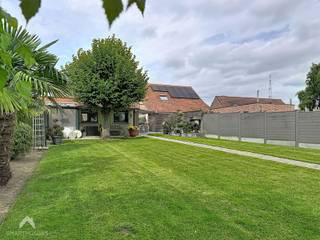 <p>Charmante halfopen woning op een volledig afgesloten perceel van 712 m², gelegen op fietsafstand van Harelbeke en Kuurne. De woning omvat een open inkomhal met apart toilet, een leefruimte met zit- en eethoek en een ruime leefkeuken voorzien van alle comfort. Verder is er een badkamer met bad/douchecombinatie en lavabomeubel, een praktische bergruimte en een lichtrijke veranda met rechtstreekse toegang tot beide terrassen, waarvan één voorzien is van een zonneluifel, en de prachtige zongerichte tuin. De ruime dubbele garage beschikt over een bijkeuken en voorzieningen voor wasmachine en droogkast. Op de verdieping bevinden zich 3 slaapkamers en een trapgat naar de bergzolder. De volledig afgesloten tuin beschikt over verschillende bergingen en een zone voor de moestuin.</p>
<p>Extra troeven:</p>
<ul>
<li>Automatische toegangspoort</li>
<li>Sectionale garagepoort</li>
<li>PVC-ramen met horren</li>
<li>2 regenwaterputten van elk 5.000 liter</li>
<li>Steenput</li>
<li>Volledig afgesloten perceel</li>
<li>Prachtige zongerichte tuin</li>
<li>Gezellige terrassen waarvan een met luifel</li>
</ul>
<p>Deze woning is te koop ZONDER makelaar via het concept van Smart Houses! Wenst u verdere inlichtingen of een bezoek? Contacteer rechtstreeks de eigenaar via <span>+32479788156</span></p>