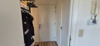 Recent duplex-appartement omvat een inkomhal, toilet, grote leefruimte met half open ingerichte keuken, ruim terras, berging. Op de bovenverdieping bevinden zich 3 slaapkamers een badkamer met toilet en een bureauhoek.<br />Inclusief autostaanplaats en kelderberging.<br />Gemeenschappelijke kosten zijn 50€/maand.<br />Het appartement is beschikbaar vanaf 01/05/2026.<br />Bij interesse enkel contact via email aan dario@immomamo.be