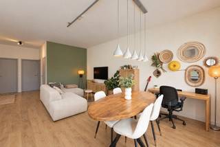<p>LICHTRIJK 2-SLAAPKAMERAPPARTEMENT MET TERRAS IN WILRIJK</p><p>Instapklaar appartement van 79 m² met twee slaapkamers, een ruim overdekt terras en een rustige, centrale ligging in Wilrijk.</p><p>🏡 INDELING:<br />Je komt binnen in een ruime, open en lichtrijke leefruimte met een volledig geïnstalleerde open keuken. Dankzij de grote raampartijen baadt de leefruimte in natuurlijk licht. De combinatie met de laminaatvloer zorgt voor een warme en tijdloze uitstraling.</p><p>De keuken sluit mooi aan op de leefruimte en beschikt over een afzonderlijke berging, wat extra praktische opbergruimte biedt.</p><p>Het appartement beschikt over twee slaapkamers. De hoofdslaapkamer is voorzien van airconditioning. Vanuit de tweede slaapkamer heb je rechtstreeks toegang tot het ruime overdekte terras, waar je in de vroege avond van de zon kan genieten.</p><p>De badkamer beschikt over een ruime inloopdouche en dubbele lavabo. Daarnaast is er een apart toilet.</p><p>✨TROEVEN:<br />Ruime en lichtrijke leefruimte<br />2 slaapkamers (1 met airco)<br />Ruim overdekt terras met avondzon<br />Open, volledig geïnstalleerde keuken met aparte berging<br />Badkamer met inloopdouche en dubbele lavabo<br />EPC-label B<br />Mobiscore van 9/10<br />Geen maandelijkse gemeenschappelijke kosten<br />Ruime, droge kelder inbegrepen</p><p>📍 LIGGING</p><p>Het appartement bevindt zich in een rustige straat, maar geniet van een centrale ligging met een vlotte bereikbaarheid van zowel het centrum van Wilrijk als Antwerpen.</p><p>Winkels, diensten en andere dagelijkse voorzieningen zijn vlot bereikbaar. Ook het openbaar vervoer bevindt zich in de nabije omgeving. De woning heeft een Mobiscore van 9/10, met een tramhalte op minder dan 250 meter, een belangrijke bushalte op minder dan 500 meter en een treinstation op minder dan 2 km.</p><p>📌 Praktisch</p><p>Adres: Golfstraat 91/101, 2610 Wilrijk<br />Bewoonbare oppervlakte: 79 m²<br />Slaapkamers: 2<br />Badkamer: 1<br />Verdieping: 1ste verdieping<br />Renovatiejaar: 2017<br />EPC: 122 kWh/m² – label B<br />Kelder: inbegrepen<br />Beschikbaar: vanaf akte (voorkeur december 2026)</p>