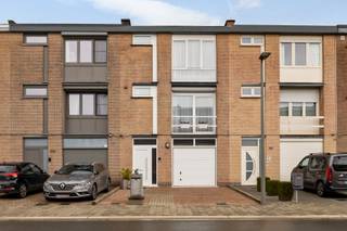 Een zeer verzorgde gesloten bebouwing op een perceel van 204 m², gebouwd in 1976, wacht op zijn nieuwe eigenaar. Deze woning combineert...