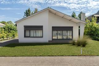 Deze eengezinswoning is gelegen op een commerciële/centrale ligging in het centrum van Keerbergen.<br /><br />Er zijn tal van mogelijkheden, namelijk grootschalige kleinhandel of het creëren van een meergezinswoning volgens de voorschriften "RUP hart van Keerbergen".<br />De woning beschikt momenteel over een lichtrijke woonkamer, 2 slaapkamers, 1 badkamer en een ruime garage. Tenslotte is de woning voorzien van een kruipkelder.<br /><br />Perceelsbreedte: 17,1m<br />Perceelsdiepte: 40,6m<br /><br />Dit pand kan onderhevig zijn aan de renovatieverplichting die door de Vlaamse Overheid wordt opgelegd voor residentiële gebouwen vanaf 2023. Meer informatie betreffende de renovatieverplichting kan u terugvinden via https://www.vlaanderen.be/een-woning-kopen/renovatieverplichting-voor-residentiele-gebouwen-vanaf-2023.<br /><br />Voor meer informatie omtrent de bouwplannen kan u altijd een mail sturen naar jean.heylen@imovastgoed.be.<br />Bekijk ook zeker onze website voor de interactieve grondplannen.<br />U kan Imo Vastgoed steeds vrijblijvend contacteren voor een gratis waardebepaling van uw woning!