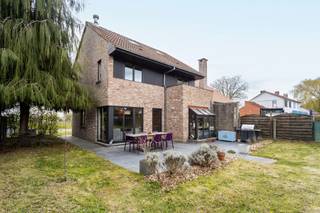 Bent u op zoek naar een instapklare woning in het prachtige Sint-Martens-Bodegem? Wij bieden u deze driegevelwoning met een bewoonbare oppervlakte van 202m². Gelegen op de Molenstraat geniet deze woning van een uitstekende bereikbaarheid met winkels, scholen, openbaar vervoer en het station op wandelafstand. <br />Met de wagen staat u vlot in centrum Dilbeek, Ternat en de op- en afritten van de autostrade naar Brussel en Aalst. <br /><br /><span>Indeling <br /></span><br />We komen binnen in een ruime inkomhal met gastentoilet. De inkomhal begeleidt ons naar de lichtrijke woonkamer met open keuken. De keuken is voorzien van alle comfort en geniet van een mooi zicht op de woon - en eetkamer. De gehele gelijksvloer geniet van heel wat lichtinval door de grote raampartijen aan de achterzijde, dewelke ook meteen zorgen voor een prachtig zicht over het terras en de tuin. <br /><br />Op het eerste verdiep vinden we 3 kamers (12 - 12,5 en 16m²) waarbij de master bedroom voorzien is van een aangenaam balkon. Ideaal om rustig te ontwaken. Verder beschikt dit verdiep over een badkamer met ligbad &amp; douche en een dressing. <br /><br />De zolderverdieding (35m²) wordt momenteel ingericht als grote slaapkamer en bureauruimte. <br /><br /><span>Extra troeven:</span> oprit met voldoende staanplaatsen - inpandige garage - kelder (28m²) - gunstig epc <br /><br /><strong>Wordt dit huis uw nieuwe thuis? </strong><br />Contacteer ons voor een bezoek ter plaatse! <br /><br /><strong>Info@impromove.be - 02 887 80 56</strong>