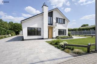 PLUSPUNTEN: <br />+ perceeloppervlakte: 800 m²<br />+ bewoonbare oppervlakte (bruto): 145 m²<br />+ 4 slaapkamers<br />+ 2 badkamers<br />+ vrijstaande garage<br />+ lichtrijke veranda<br />+ instapklaar<br /><br />ALGEMEEN:<br />Welkom in de Torenstraat 5 in Eksel, waar deze vrijstaande gezinswoning gelegen is in een rustige straat op wandelafstand van het dorpscentrum. De woning bevindt zich op een ruim hoekperceel van maar liefst 800 m² en combineert een praktische indeling met aangename leefruimtes en een mooie buitenomgeving. Dankzij de oprit, vrijstaande garage en onderhoudsvriendelijke tuin geniet je hier van comfort en privacy, met alle dagelijkse voorzieningen binnen handbereik.<br /><br />Binnenin straalt de woning een degelijke basis uit. De leefruimtes zijn lichtrijk en functioneel ingericht, met voldoende plaats voor een gezin dat op zoek is naar ruimte en mogelijkheden. Met vier slaapkamers en twee badkamers biedt de woning heel wat flexibiliteit, zowel voor grotere gezinnen als voor wie extra kamers wil inrichten als bureau, hobbyruimte of logeerkamer. De veranda vormt een fijne overgang tussen binnen en buiten en is een heerlijke plek om het hele jaar door van het daglicht en de tuin te genieten.<br /><br />Hoewel de woning met zorg werd onderhouden, biedt ze ook de kans om stap voor stap te moderniseren en volledig naar eigen smaak in te richten. Vooral de badkamer op de bovenverdieping kan een opfrissing gebruiken, maar de solide structuur en aangename volumes maken dit een ideale starterswoning of renovatieproject met potentieel. Bovendien komt de woning in aanmerking voor de EPC-labelpremie, wat extra interessant is voor wie wil investeren in energiezuinige verbeteringen.<br /><br />Kortom, deze woning in de Torenstraat is een mooie opportuniteit voor wie op zoek is naar een betaalbare gezinswoning met ruimte, rust en toekomstmogelijkheden, op een fijne locatie in het hart van Eksel. Een huis waar je niet alleen kan wonen, maar echt je eigen thuis van kan maken.<br /><br />RENOVATIEPREMIE:<br />Deze woning komt in aanmerking voor de EPC-labelpremie. Mijn EPC-labelpremie is een premie van de Vlaamse overheid voor grondige energiebesparende werkzaamheden in een woning of een appartement. Hebt u een woning of appartement met een slecht EPC-label, opgemaakt vanaf 2019? Als u deze binnen de 5 jaar zo grondig renoveert dat het EPC-label aanzienlijk verbetert, dan komt u mogelijk in aanmerking voor deze premie. https://www.vlaanderen.be/premies-voor-renovatie/mijn-epc-labelpremie<br /><br />FINANCIERING:<br />Opgelet: voor woningen gelegen in België zijn enkel Belgische hypotheken mogelijk. Maak tijdig een afspraak zodat u zich op voorhand kan bevragen over de mogelijkheden.<br />Kandidaat-kopers die hun financiële plaatje al hebben voorbereid, wekken altijd meer vertrouwen.<br /><br />SUCCESVOL VERKOPEN?<br />Dankzij succesvolle transacties zijn wij steeds op zoek naar nieuw aanbod. Overweegt u te verkopen of te verhuren? Informeer vrijblijvend naar onze werkwijze.<br /><br />HOUD ME OP DE HOOGTE:<br />Niet gevonden wat u zocht? Schrijf u gratis in op onze website zodat u vrijblijvend op de hoogte wordt gebracht van nieuw aanbod: https://www.immosign-plus.be/nl/hou-me-op-de-hoogte/<br /><br />AFSPRAAK:<br />Wilt u graag een afspraak voor deze instapklare gezinswoning te Eksel? Contacteer ons dan op +32 89 87 03 67 of via info@immosign-plus.be.